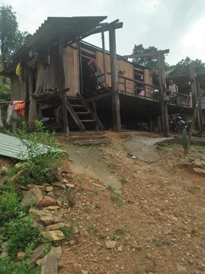 Nhà của anh Hồ Bông ở bản Ka Định xã Dân Hóa bị tốc mái do lốc xoáy.