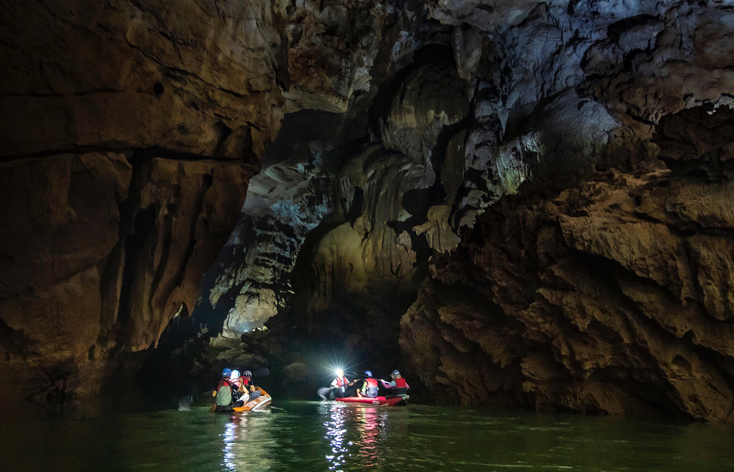 Du khách chèo thuyền kayak tham gia tuyến khám phá 4.500m chiều sâu bí ẩn động Phong Nha.