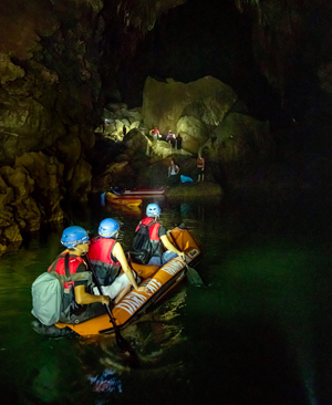 Du khách chèo thuyền kayak tham gia tuyến khám phá 4.500m chiều sâu bí ẩn động Phong Nha.