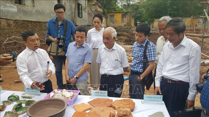 Các nhà khoa học, các đại biểu tìm hiểu về các di vật khai quật được tại khu vực điện Kính Thiên.