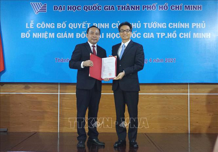 Phó Thủ tướng Vũ Đức Đam trao Quyết định bổ nhiệm Giám đốc Đại học Quốc gia Thành phố Hồ Chí Minh cho Phó Giáo sư, Tiến sĩ Vũ Hải Quân. 