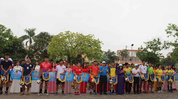 Lãnh đạo Liên đoàn Lao động tỉnh, Sở Văn hóa-Thể thao tặng quà và cờ lưu niệm cho các đội tham gia giải.