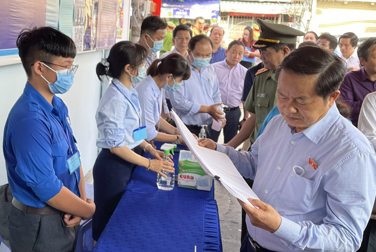 Đại diện Ủy ban bầu cử TP Hồ Chí Minh đi kiểm tra công tác chuẩn bị bầu cử tại các quận, huyện.