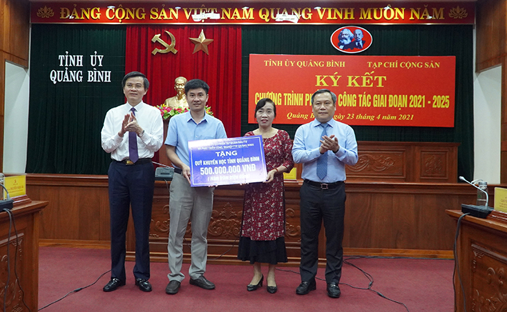 Tạp chí cộng sản và Công ty cổ phần tập đoàn đầu tư và phát triển công nghiệp TTP Quảng Ninh trao 500 triệu đồng cho Quỹ Khuyến học tỉnh.