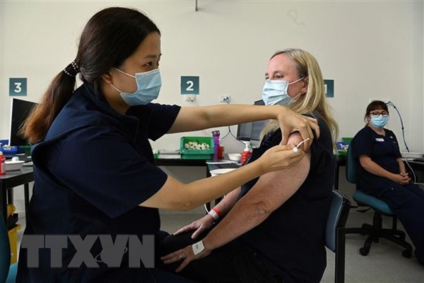 Tiêm chủng vaccine phòng COVID-19 tại Sydney, Australia. (Ảnh: AFP/TTXVN)