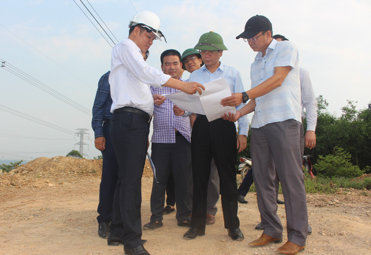 Đồng chí Phan Mạnh Hùng và các thành viên trong đoàn đang kiểm tra thực địa về công tác GPMB Dự án đường dây 500 kV mạch 3 tại xã Trường Xuân