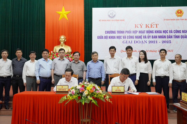 Đồng chí Bộ trưởng Huỳnh Thành Đạt và đồng chí Chủ tịch UBND tỉnh Trần Thắng đã ký kết chương trình phối hợp hoạt động KH-CN giai đoạn 2021-2025.