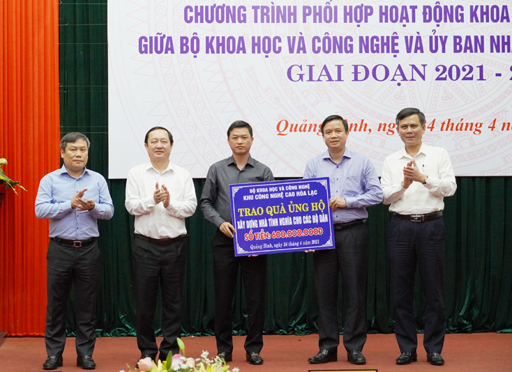 Đại diện lãnh đạo Khu công nghệ cao Hòa Lạc trao tặng 600 triệu đồng ủng hộ xây dựng nhà tình nghĩa cho người nghèo, người có công trên địa bàn tỉnh Quảng Bình.