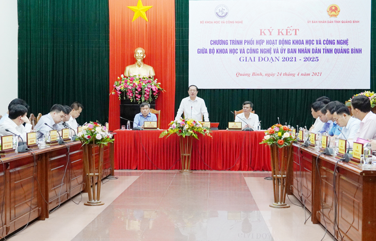 Đại diện lãnh đạo Khu công nghệ cao Hòa Lạc trao tặng 600 triệu đồng ủng hộ xây dựng nhà tình nghĩa cho người nghèo, người có công trên địa bàn tỉnh Quảng Bình.