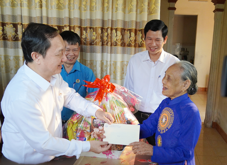 Bộ trưởng Bộ Khoa học và Công nghệ Huỳnh Thành Đạt tặng quà cho Mẹ Việt Nam anh hùng Đặng Thị Chấn, ở thôn Đức Hoa, xã Đức Ninh