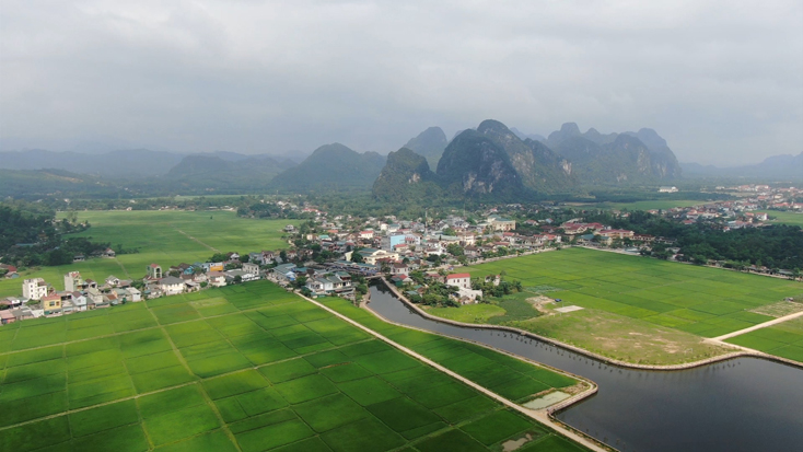 Thị trấn Quy Đạt, trung tâm của huyện Minh Hóa đang được quy hoạch, phát triển thành một đô thị du lịch ở miền sơn cước.
