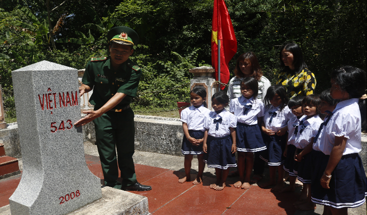 Trung úy Trần Hữu Vương, Đội trưởng Đội vận động quần chúng (Đồn Biên phòng Cửa khẩu Cà Roòng) giới thiệu về cột mốc quốc giới.