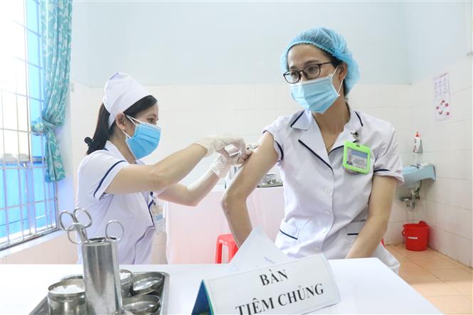  Nhân viên Y tế tỉnh Đắk Lắk được tiêm vaccine ngừa COVID-19 trong đợt 1. Ảnh: Tuấn Anh - TTXVN