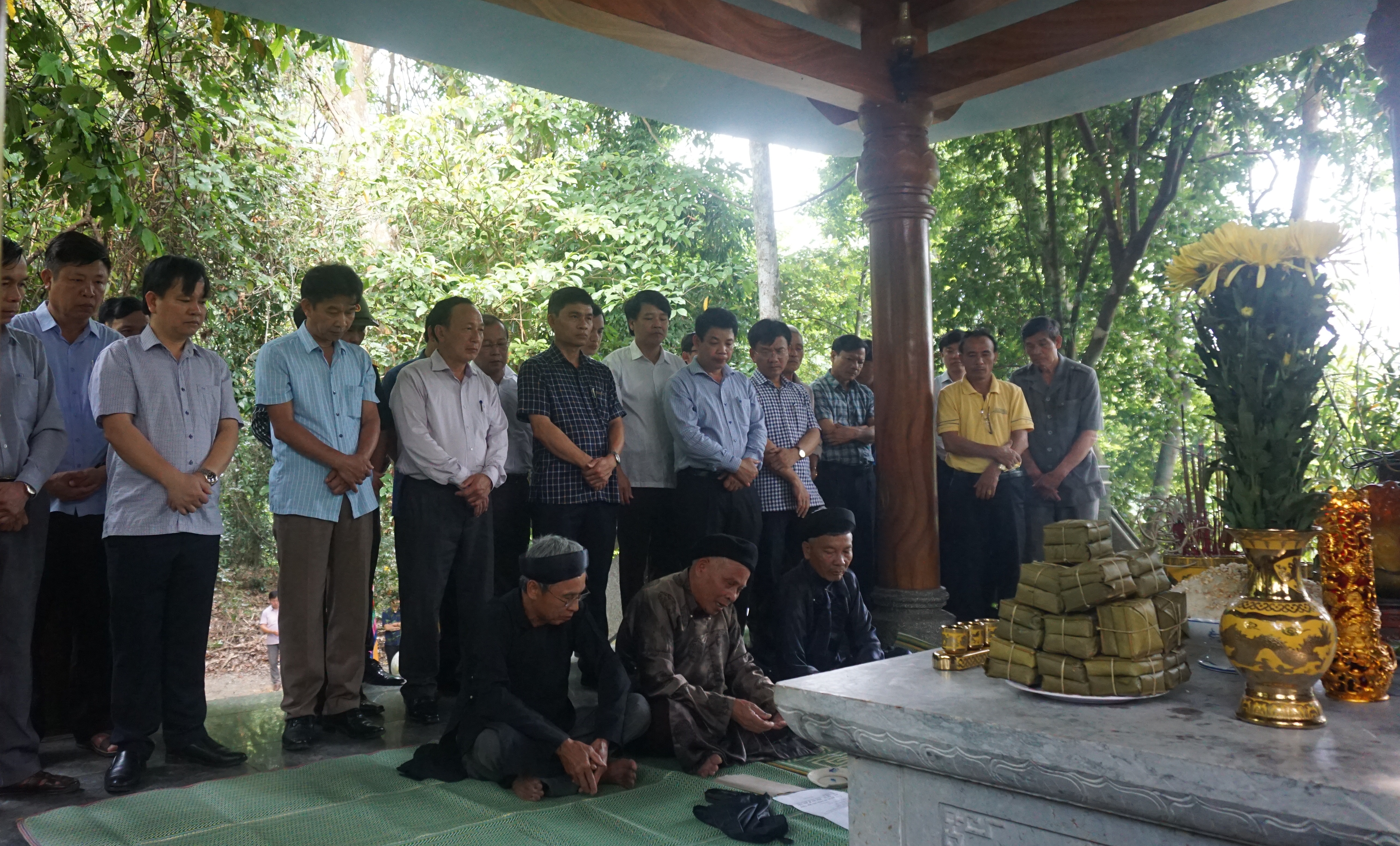 Đồng chí Phó Bí thư Thường trực Tỉnh ủy Trần Hải Châu và lãnh đạo huyện Minh Hóa dâng hương tại thác Bụt.