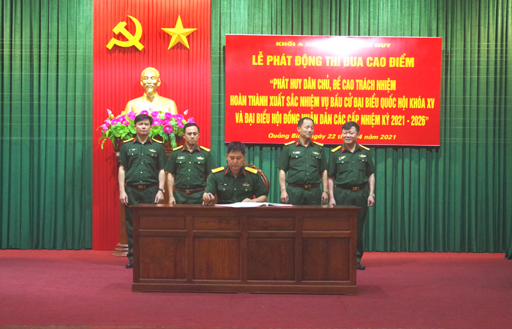 Đại tá Lê Văn Vỹ, Ủy viên Ban Thường vụ Tỉnh ủy, Chỉ huy trưởng Bộ CHQS tỉnh ký chứng giám giao ước thi đua.