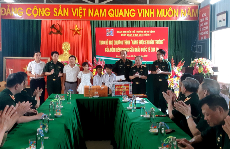 Trung tướng Phạm Xuân Thệ trao quà hỗ trợ chương trình “Nâng bước em đến trường”,  