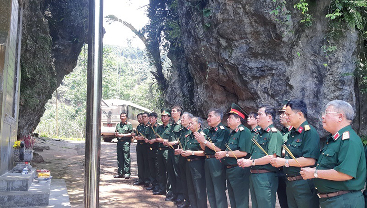 Đoàn công tác dâng hương tưởng niệm các anh hùng liệt sỹ tại Cổng Trời, Cha Lo (xã Dân Hóa, huyện Minh Hóa).
