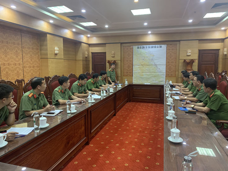 Đại tá Nguyễn Tiến Nam, Giám đốc Công an tỉnh trực tiếp chỉ đạo một số đơn vị nghiệp vụ thực hiện kế hoạch đấu tranh tội phạm, bảo đảm ANTT.