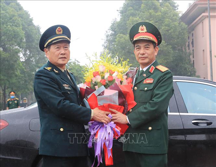 Bộ trưởng Bộ Quốc phòng Phan Văn Giang đón Bộ trưởng Bộ Quốc phòng Ngụy Phượng Hòa. Ảnh: Trọng Đức/TTXVN