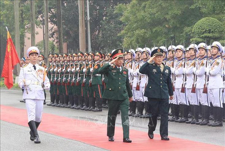 Bộ trưởng Bộ Quốc phòng Phan Văn Giang, Bộ trưởng Bộ Quốc phòng Ngụy Phượng Hòa duyệt đội danh dự Quân đội nhân dân Việt Nam. Ảnh: Trọng Đức/TTXVN