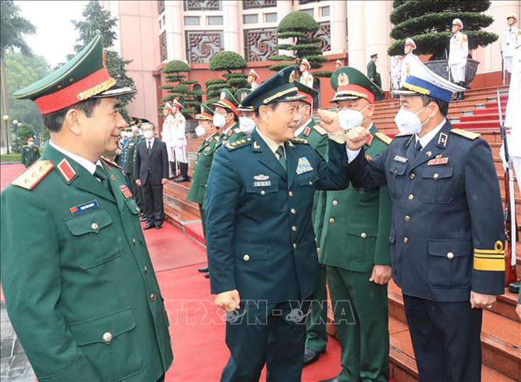 Bộ trưởng Bộ Quốc phòng Phan Văn Giang, Bộ trưởng Bộ Quốc phòng Ngụy Phượng Hòa duyệt đội danh dự Quân đội nhân dân Việt Nam. Ảnh: Trọng Đức/TTXVN