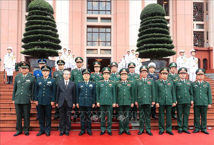 Bộ trưởng Bộ Quốc phòng Phan Văn Giang, Bộ trưởng Bộ Quốc phòng Ngụy Phượng Hòa với quan chức cấp cao quân sự hai nước. Ảnh: Trọng Đức - TTXVN
