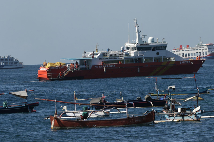 Tàu cứu hộ rời cảng ở Banyuwangi, Đông Java, Indonesia để tham gia tìm kiếm tàu ngầm KRI Nanggala bị mất tích, ngày 23-4-2021. Ảnh: THX/TTXVN