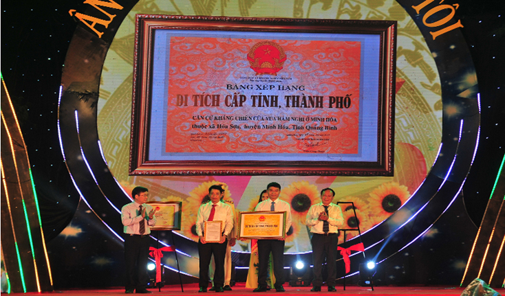 Đồng chí Phó Bí thư Thường trực Tỉnh ủy Trần Hải Châu trao bằng công nhận di tích lịch sử cấp tỉnh đối với Căn cứ kháng chiến của Vua Hàm Nghi ở Minh Hóa cho lãnh đạo huyện Minh Hóa.