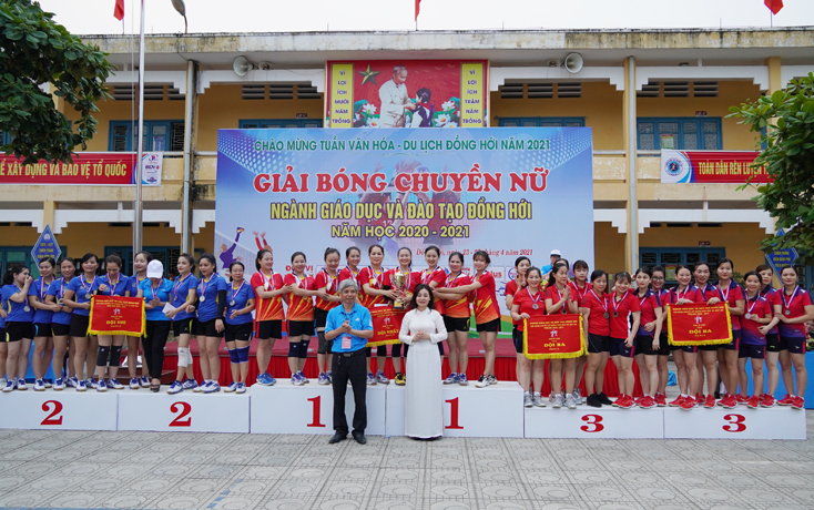 Ban tổ chức trao cúp, cờ, tiền thưởng và huy chương cho các đội đoạt giải nhất, nhì, ba hạng B.