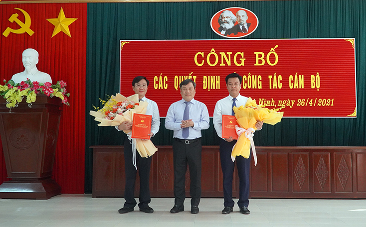 Đồng chí Bí thư Tỉnh ủy Vũ Đại Thắng trao quyết định và tặng hoa chúc mừng đồng chí Trần Quốc Tuấn và Hoàng Xuân Tân.