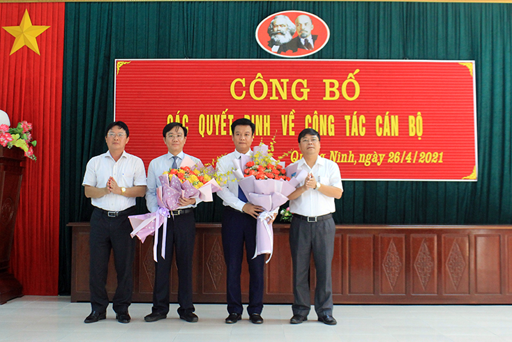 Lãnh đạo huyện Quảng Ninh tặng hoa chúc mừng hai đồng chí