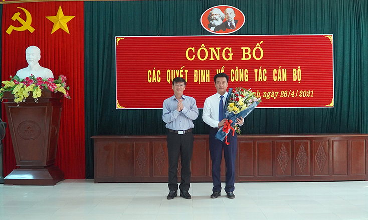 Lãnh đạo Đảng ủy khối Doanh nghiệp tặng hoa chúc mừng đồng chí Trần Quốc Tuấn.