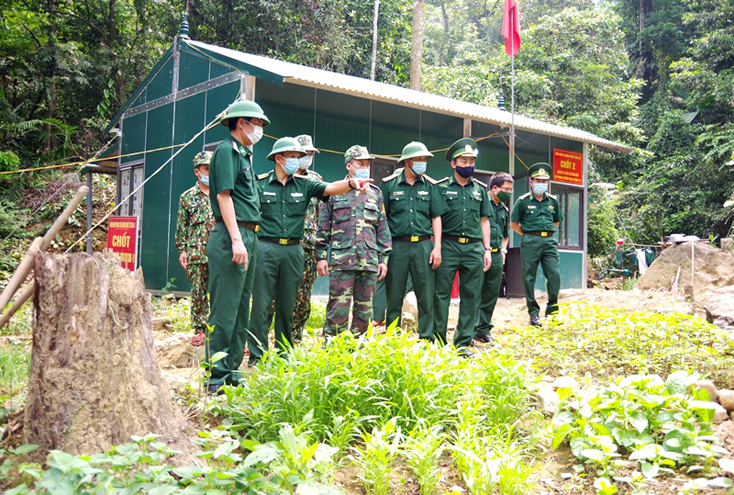 Đại tá Lê Văn Tiến, Chính ủy BĐBP Quảng Bình (ngoài cùng bên trái) kiểm tra và tham quan vườn rau xanh của chốt kiểm soát phòng chống dịch số 2, đồn Biên phòng CKQT Cha Lo.