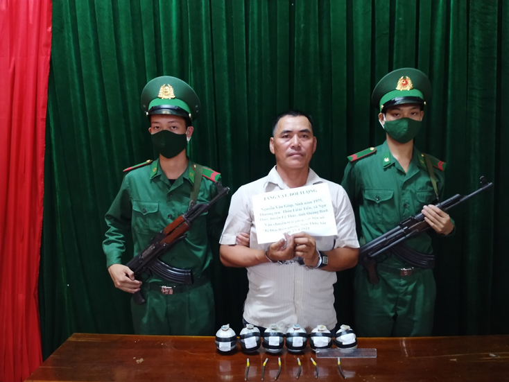 Đối tượng Nguyễn Văn Giáp cùng tang vật bị bắt giữ.