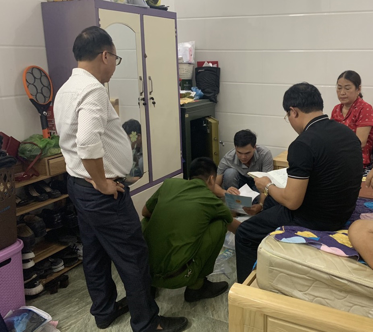 Cơ quan Cảnh sát điều tra Công an tỉnh thi hành lệnh khám xét khẩn cấp nơi ở của đối tượng Nguyễn Thị Thanh Hương .