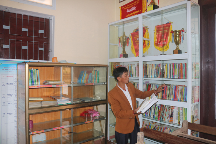 Nông dân xã Xuân Thủy, huyện Lệ Thủy có thể tìm hiểu pháp luật ngay tại thư viện ở địa phương.