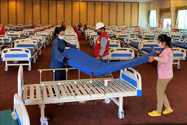 Bố trí giường bệnh bên trong một bệnh viện dã chiến điều trị cho bệnh nhân COVID-19 tại Phnom Penh. Ảnh: AFP/TTXVN