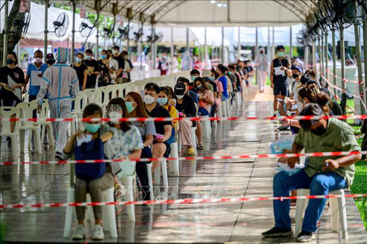Người dân xếp hàng chờ xét nghiệm COVID-19 tại Bangkok, Thái Lan, ngày 17-4-2021. Ảnh: AFP/TTXVN