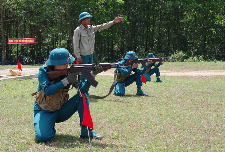 Dân quân xã Sơn Hóa thực hành huấn luyện bài 1 bắn mục tiêu ẩn hiện ban ngày bằng súng tiểu liên AK.