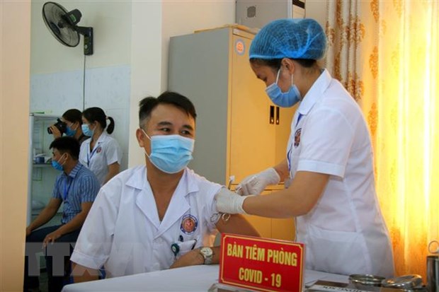 Tiêm vaccine phòng dịch COVID-19. (Ảnh: Nguyễn Oanh/TTXVN)