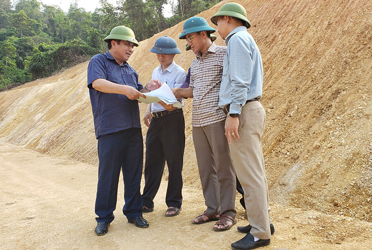 Đồng chí Phó Chủ tịch Thường trực UBND tỉnh Đoàn Ngọc Lâm kiểm tra tiến độ xây dựng khu tái định cư tại bản Sắt, xã Trường Sơn (Quảng Ninh).