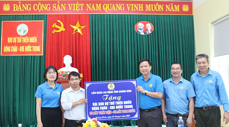 Đồng chí Phạm Tiến Nam, Chủ tịch LĐLĐ tỉnh trao biển tượng trưng tặng máy phát điện và máy bơm nước cho Trạm số 5 (thuộc BQL Khu dự trữ thiên nhiên Động Châu-Khe nước trong).