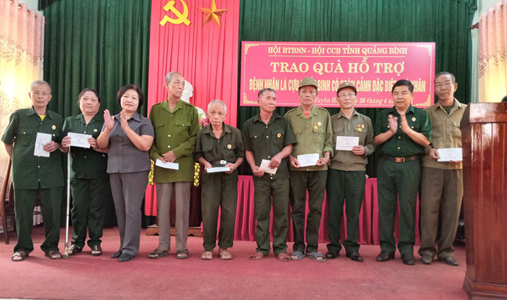 Đoàn cán bộ ân cần thăm hỏi sức khỏe và tặng quà cho các bệnh nhân Cựu chiến binh huyện Tuyên Hóa