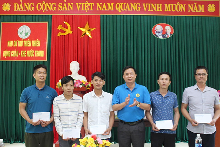 Đồng chí Phạm Tiến Nam, Chủ tịch LĐLĐ tỉnh trao tiền hỗ trợ cho các đoàn viên, người lao động có hoàn cảnh khó khăn.