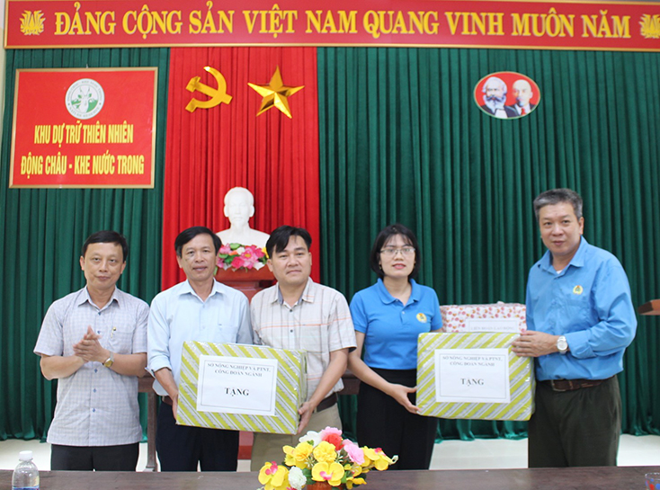 Đồng chí Mai Văn Minh, Giám đốc Sở Nông nghiệp-PTNT trao quà hỗ trợ cho CBCNVCLĐ BQL Khu Dự trữ thiên nhiên Động Châu-Khe nước trong.