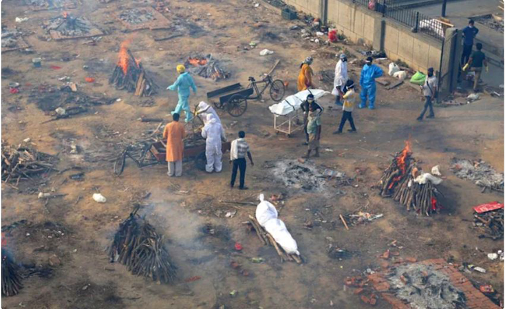 Một bãi hỏa thiêu người tử vong vì COVID-19 tại New Delhi. Ảnh: AP