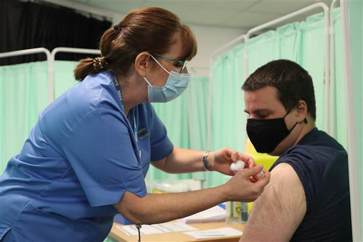 Nhân viên y tế tiêm vaccine phòng COVID-19 cho người dân tại Llanelli, South Wales, Anh, ngày 9-4. Ảnh: AFP/ TTXVN