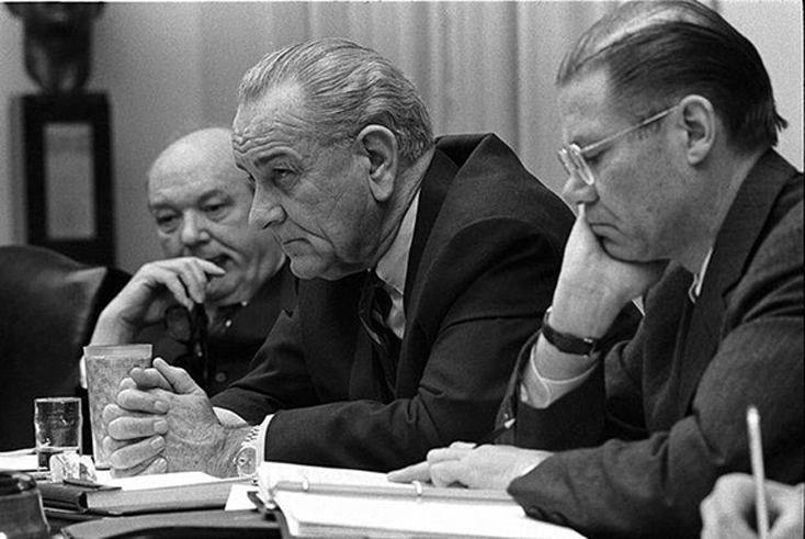 (Từ trái qua phải) Ngoại trưởng Dean Rusk, Tổng thống Lyndon Johnson và Bộ trưởng Quốc phòng Robert McNamara trong một cuộc họp tại Nhà Trắng. Ảnh: Wikipedia. 