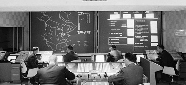 Bên trong một phòng máy tính của Bộ Quốc phòng Mỹ những năm 1960. Ảnh: AP. 