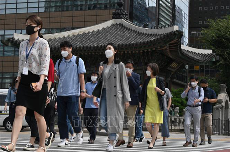 Người dân đeo khẩu trang phòng dịch COVID-19 tại Seoul, Hàn Quốc. Ảnh: AFP/TTXVN